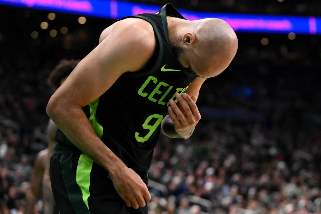 Gigi Derrick White Copot untuk Kedua Kali