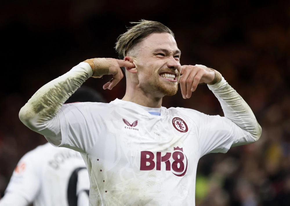 Matty Cash Berkilau di Villa Park: Sang Bek yang Mengubah Arah Pertarungan